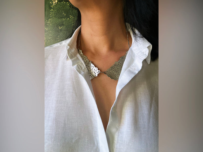 Speckled Silver Collar Necklace